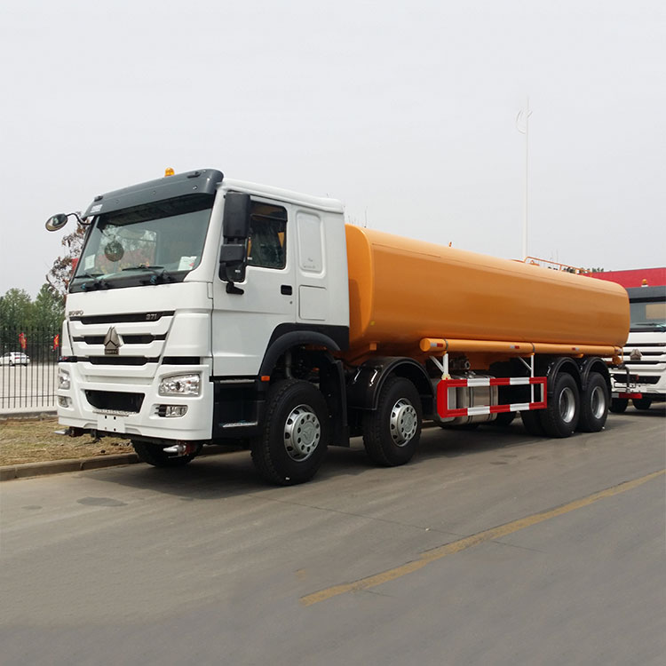 Camion cu rezervor de combustibil de 30000 L